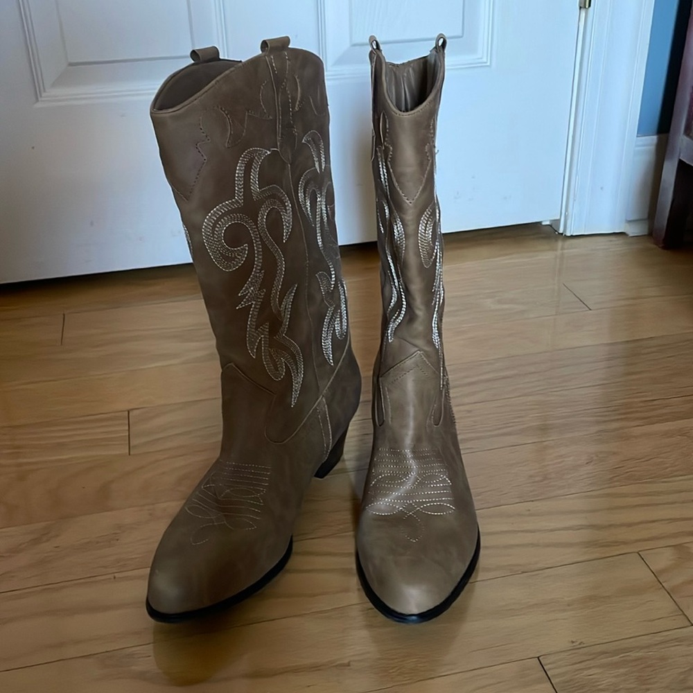 Like new Canyon trails cowboy boots size 9